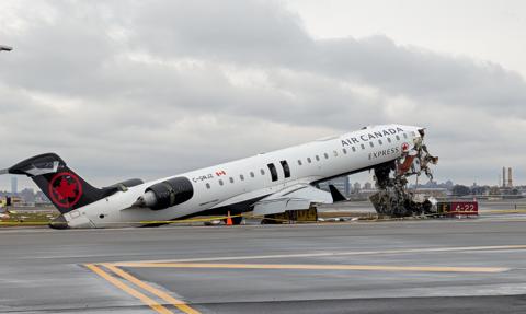 Tragedia w Nowym Jorku. Po wypadku samolotu Air Canada lotnisko wznowiło pracę