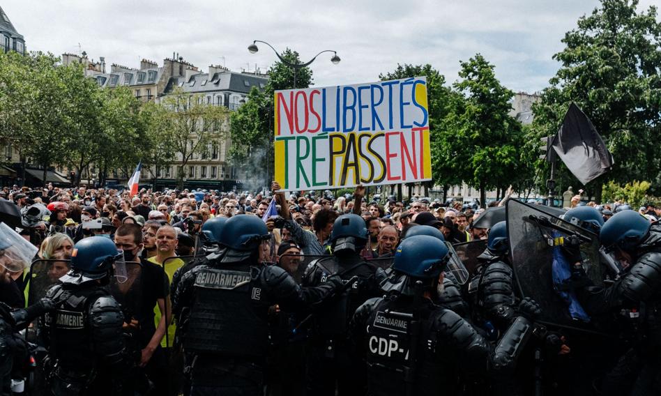 Dziesiątki tysięcy Francuzów i Włochów protestowało przeciwko przepustkom sanitarnym