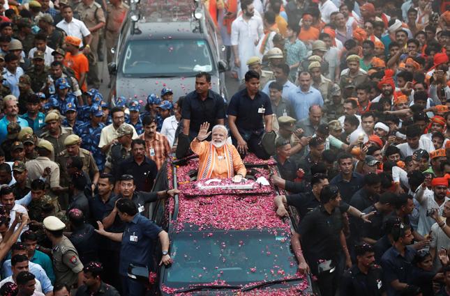 Kampania wyborcza w Indiach. Premier Narendra Modi pozdrawia swoich zwolenników podczas podczas wizyty w Varanasi.