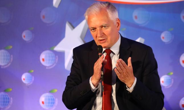Wicepremier Jarosław Gowin podczas debaty o atrakcyjności polskiego rynku pracy dla powracających z emigracji, Forum Ekonomiczne w Krynicy 2019