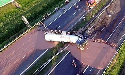 Utrudnienia na A2 po wypadku ciężarówki z czekoladą