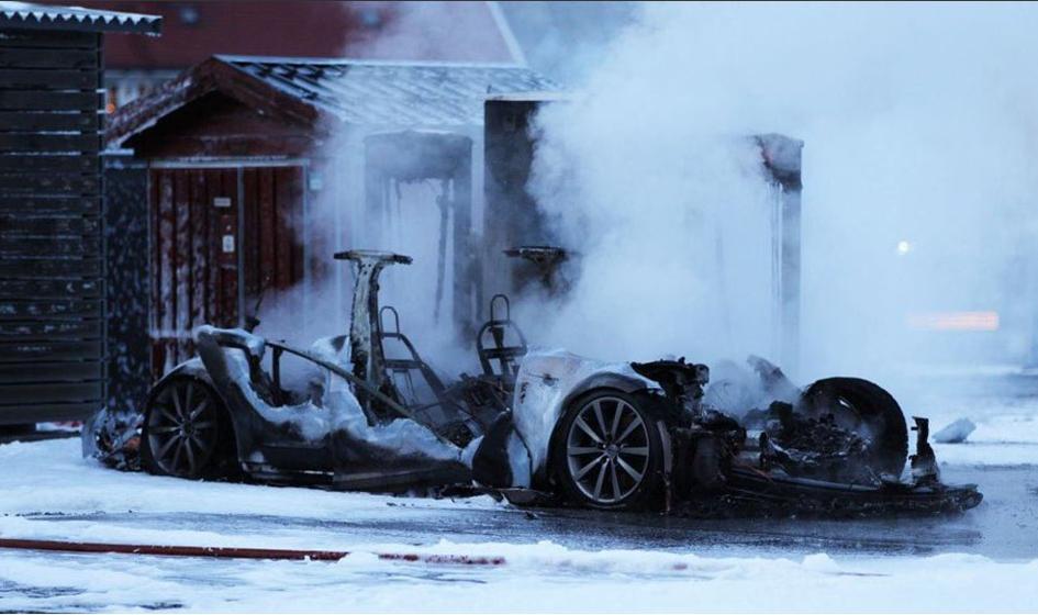 Norwegia: tesla spłonęła podczas ładowania