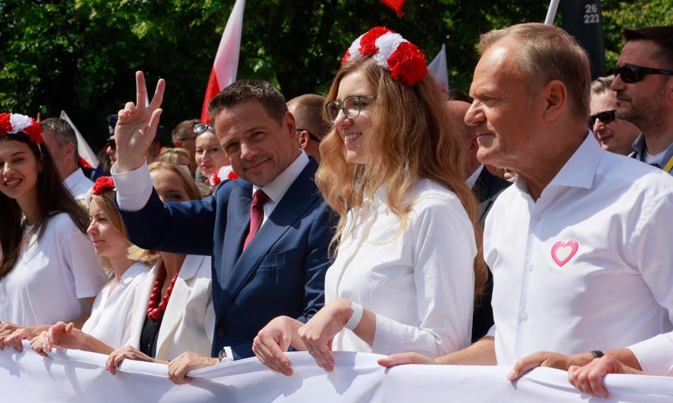Premier Tusk szkodzi kampanii Trzaskowskiego. Tak uważa ponad 42 proc. badanych