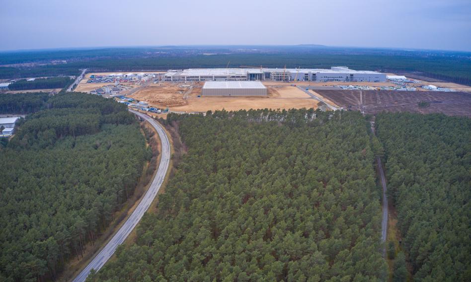 Gigafabryka Tesli pod Berlinem. Polacy pracują po 14 godzin za pensję poniżej minimum