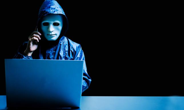 SpyWindow, podszywając się pod aplikację banku, wyłudza dane do logowania i przesyła je e-mailem do cyberprzestępcy.