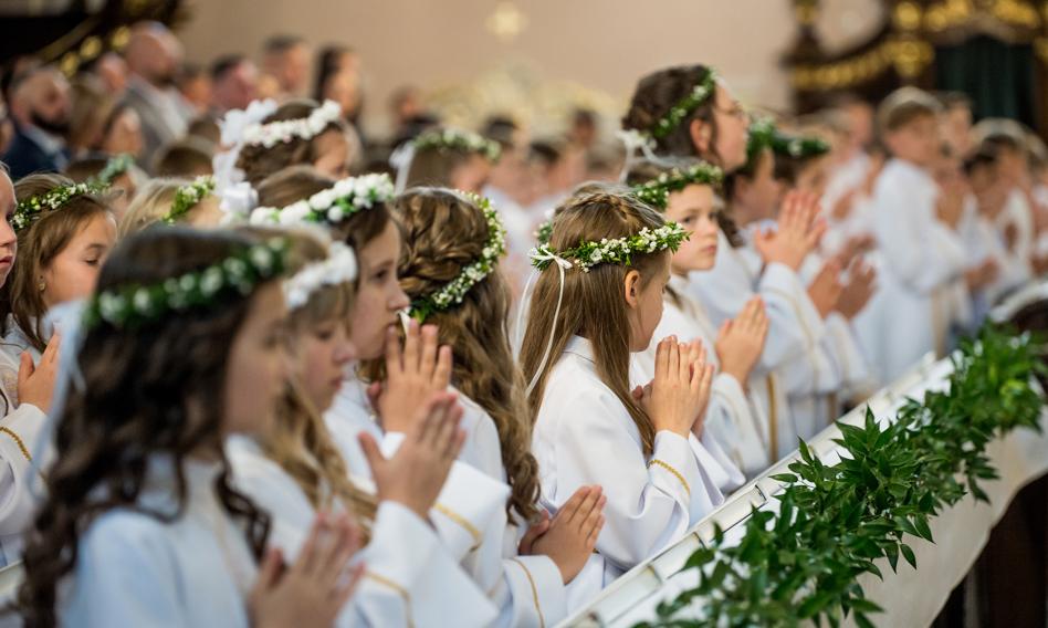 Jak Polacy postrzegają pierwszą komunię? Są wyniki DzԻ岹żu CBOS