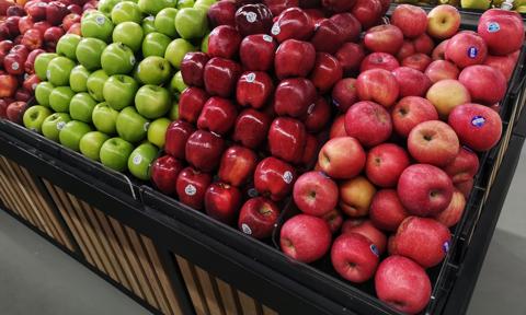 Koniec naklejek na owocach i warzywach? Unia chce zakazu