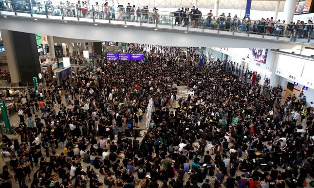 Demonstranci w hali lotniska w Hongkongu.