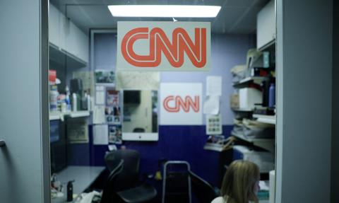 CNN, MS NOW i Politico pozywają Biały Dom. Chodzi o dostęp dziennikarzy