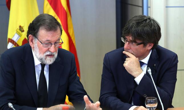 Premier Hiszpanii Mariano Rajoy i szef rządu Katalonii Carles Puigdemont