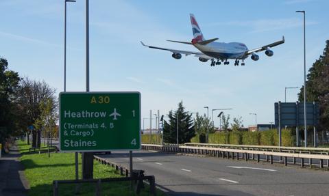 W święta na brytyjskich lotniskach szykują się poważne utrudnienia. Rząd apeluje, by "przemyśleć podróż"