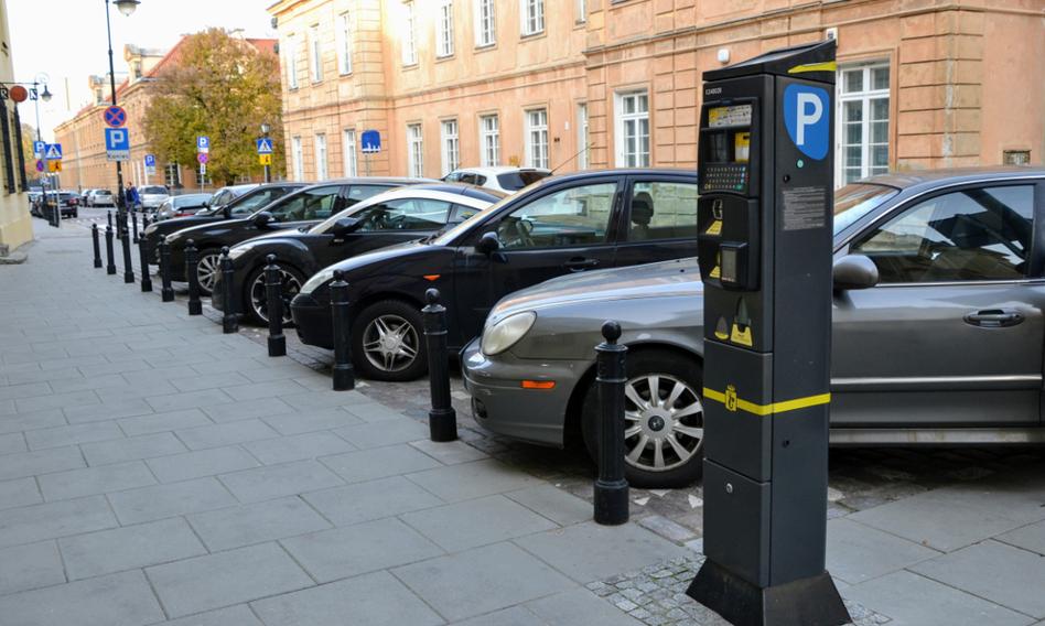 Kierowcy w stolicy zostawiają coraz więcej pieniędzy w parkomatach
