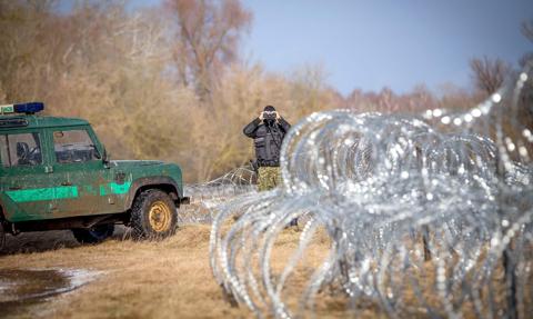 Szef MSWiA nagradza 15 tys. funkcjonariuszy "za zapewnianie bezpieczeństwa na wschodniej granicy"