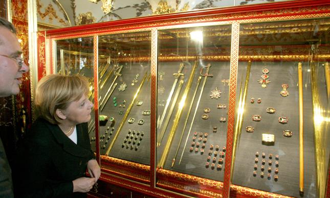 Niemiecka kanclerz Angela Merkel wizytuje królewski skarbiec w muzeum w Dreźnie. Wtedy jeszcze z klejnotami ;)