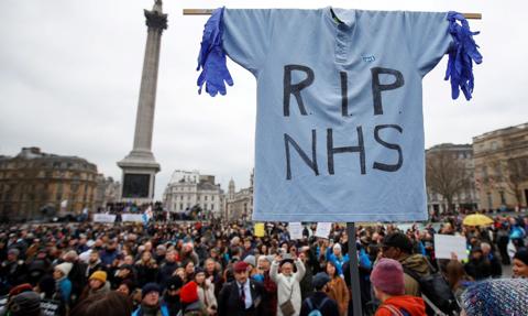 Brytyjscy pracownicy służby zdrowia demonstrują przeciw obowiązkowi szczepień