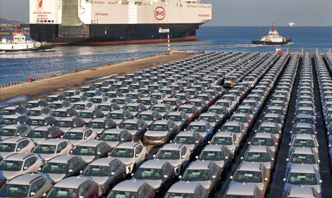 Elektryki z Chin blokują europejskie porty. Popyt nie dowozi, logistyka kuleje, nadchodzą cła