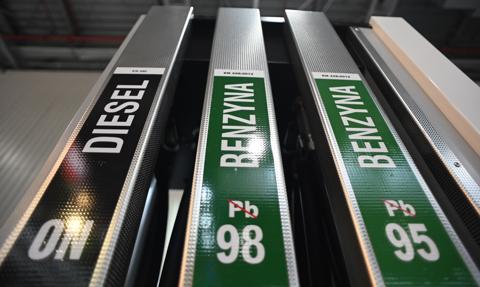 Promocje na stacjach paliw jeszcze przed wakacjami. Prześwietlamy rabaty