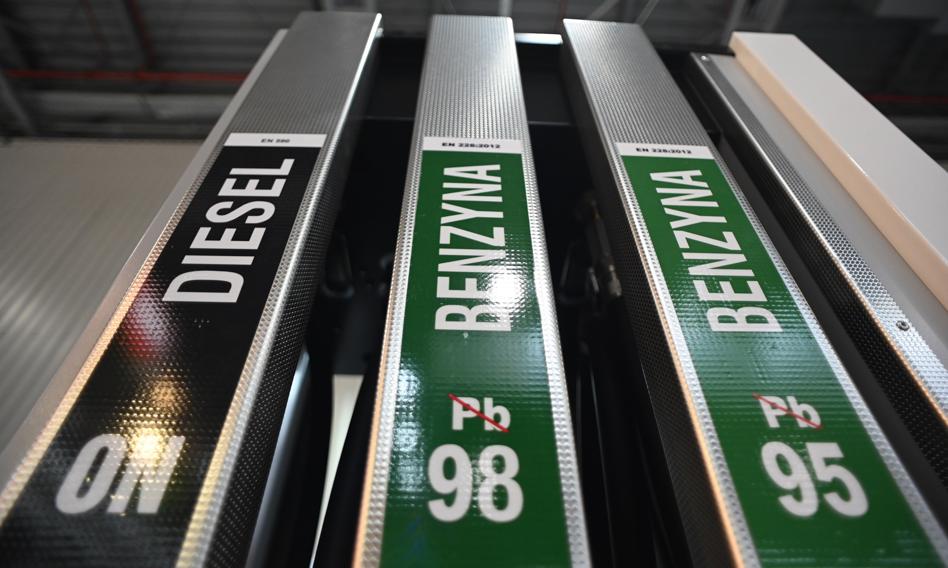 Promocje na stacjach paliw jeszcze przed wakacjami. Prześwietlamy rabaty