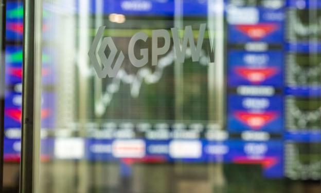 Wyprzedaż banków i Orlenu ciąży GPW. Rekordowy Asbis i energetyka w mocnej kontrze