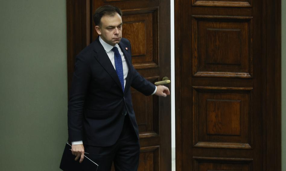 Awans zamiast wotum nieufności. Andrzej Domański zostaje w rządzie