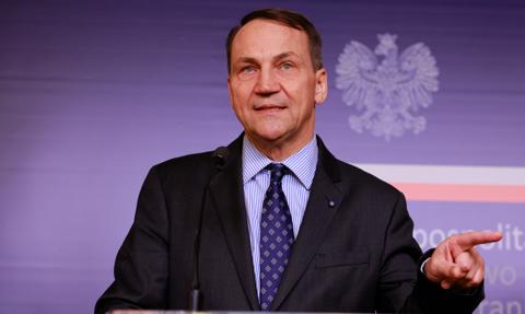 Sikorski ostro do Muska: Przestań dyskryminować Polaków, bo zabierzemy 50 mln dolarów