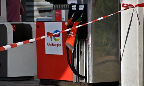 Reforma emerytalna we Francji. Z powodu strajków na wielu stacjach benzynowych brakuje paliwa