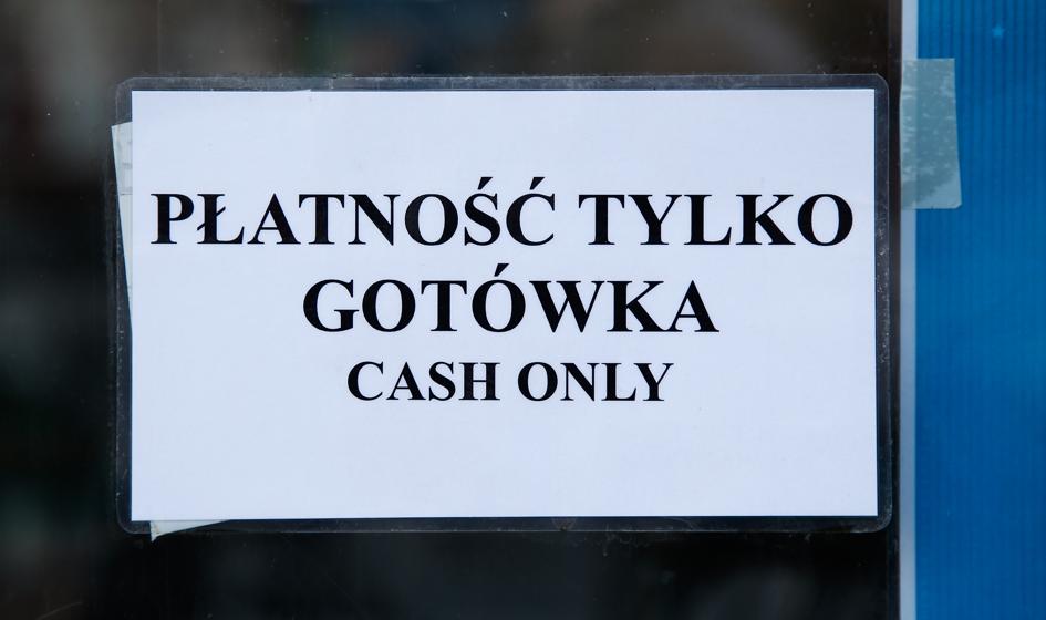 Gotówka wciąż króluje, ale traci wpływy