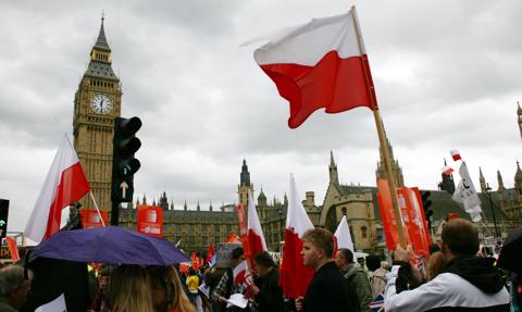 Polak już dawno nie na zmywaku. Economist: Zarabiają więcej niż rodowici Brytyjczycy