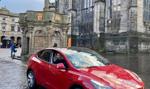 Tesla się zepsuła przez... deszcz, a koszt naprawy był ogromny. Tłumaczenie spółki kuriozalne 