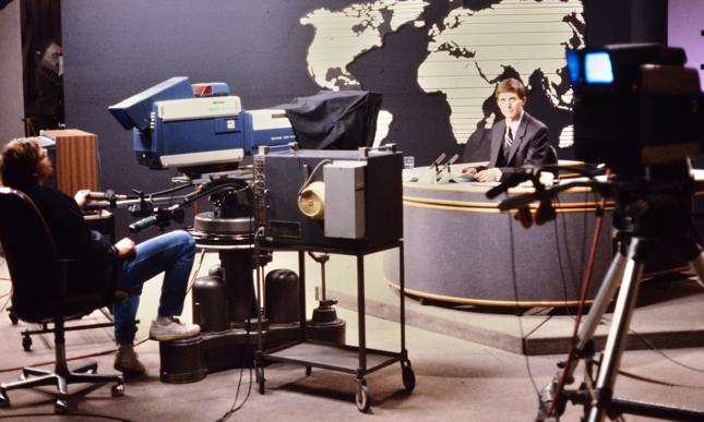 Warszawa, 1989. "Dziennik Telewizyjny", n/z Slawomir Malinowski.
