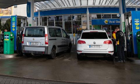 Niemiecki blitzkrieg na polskie stacje paliw. "Kierowcy nie mieszczą się na podjeździe"