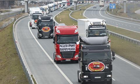 Strajk polskich przewoźników. Kilkaset ciężarówek przyblokowało ruch na S8 w pobliżu Warszawy