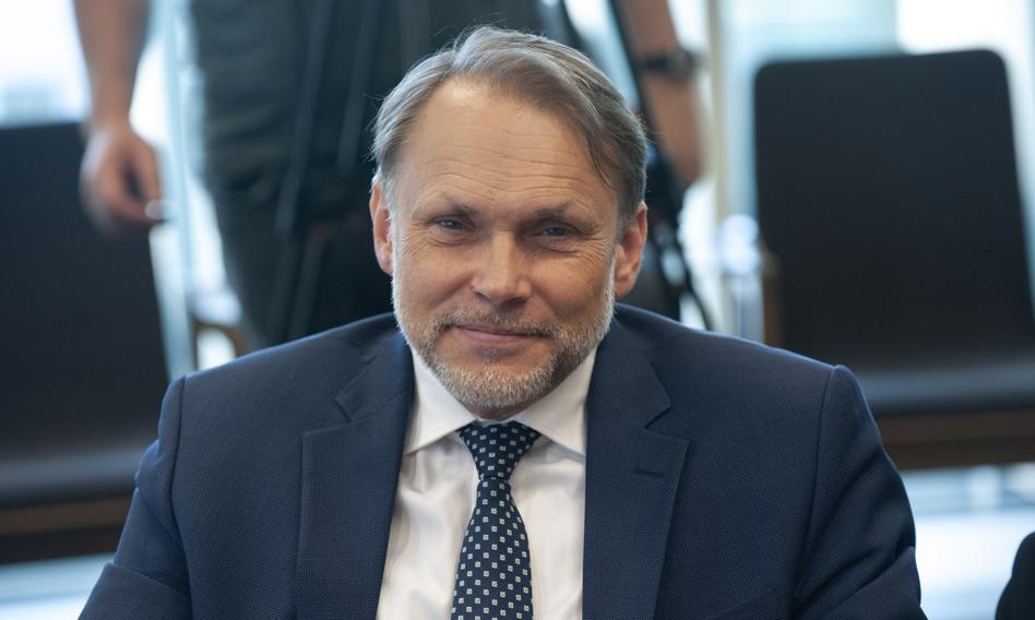 Kolejny parlamentarzysta ulega ultimatum. „Przekona się, że to był błąd”