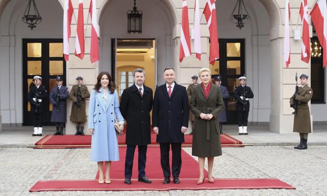 Ceremonia powitania duńskiej Pary Książęcej przez Prezydenta RP i Małżonkę, na Dziedzińcu Pałacu Prezydenckiego; n/z Książę Danii Fryderyk, Księżna Maria Elżbieta, Andrzej Duda, Agata Kornhauser-Duda.