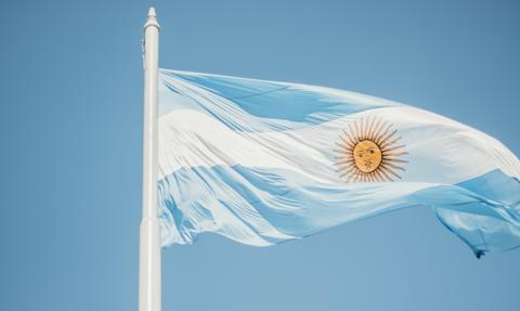 Rząd Argentyny zmniejsza kontrole podatkowe, by ludzie wyciągnęli miliardy „spod materaca”