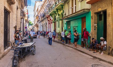 Długie kolejki w sklepach? Mieszkańcy Kuby mają na to sposób i korzystają ze specjalnej aplikacji