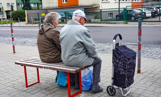 Babcia i dziadek na zakupach. Niektóre branże o nich zapomniały