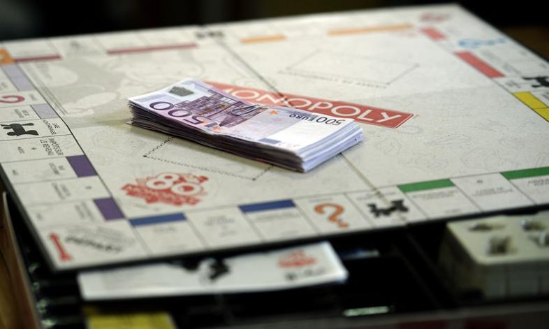 Warszawa na planszach gry "Monopoly"