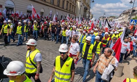 Miliony na związki zawodowe. Tyle zarabia szef „Solidarności”