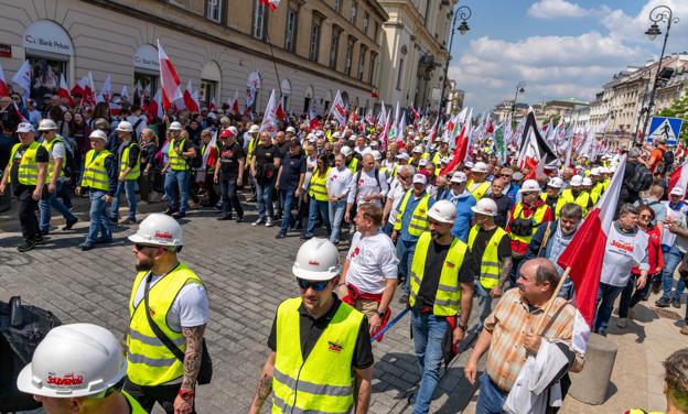 Miliony na związki zawodowe. Tyle zarabia szef „Solidarności”