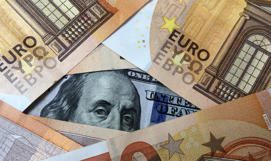 Euro poniżej 4,25 zł. Funt (prawie) po 5 zł