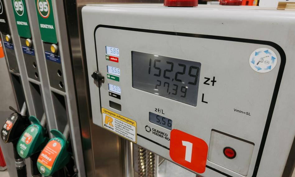 Tańsze tankowanie przedłużone na wakacje. Prześwietlamy promocje na paliwo
