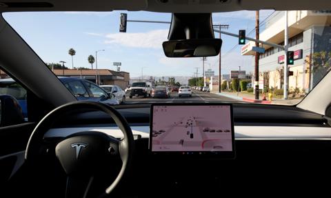 Tesla rezygnuje. Full Self-Driving znika z oferty w Europie