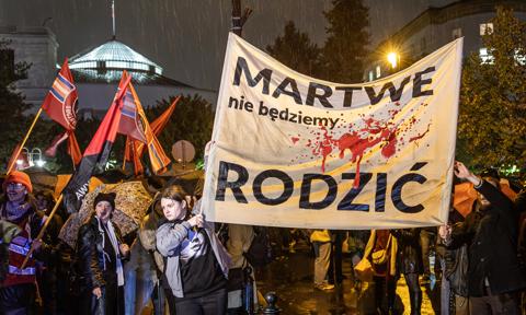 Protesty w kilkudziesięciu miastach. Kobiety rozliczają rząd z obietnic