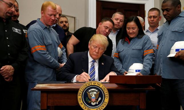 Donald Trump podpisał proklamację w towarzystwie pracowników sektora