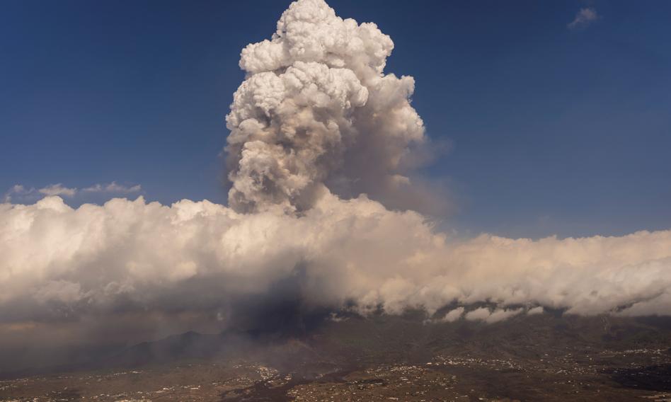 Zawieszono ruch lotniczy w La Palmie. Erupcja się nasiliła
