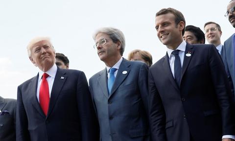 Macron: Uścisk dłoni z Trumpem był "chwilą prawdy"