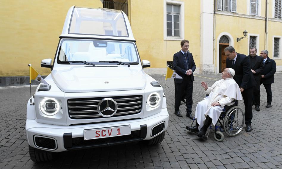 Rewolucja w Watykanie. Nowy papamobile jest „zielony”