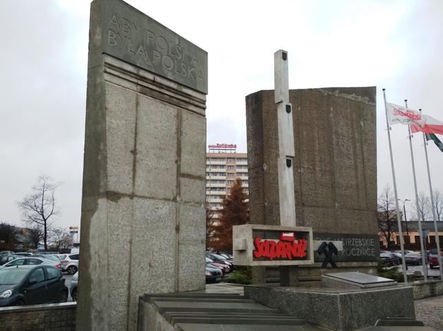 Na Zofiówce można znaleźć pomnik upamiętniający porozumienia jastrzębskie z 1980 roku. W tle widać pierwsze bloki przykopalnianego osiedla