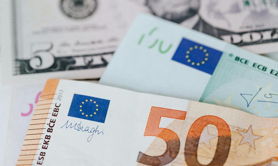 Złoty słabnie do dolara i euro. Zmienność nie opuszcza rynku walut
